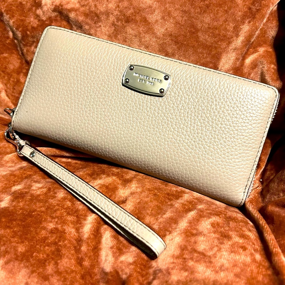 Michael Kors Wallet With Detachable Wristlet. Brand New With Tags!